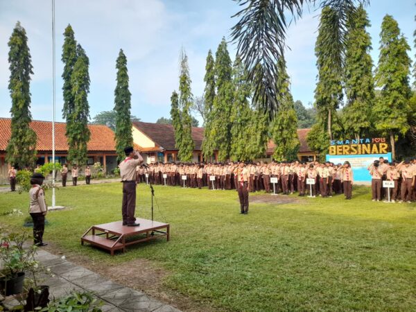 SMA Negeri 1 Talun Peringati HUT ke-64 Gerakan Pramuka dengan Upacara Bendera