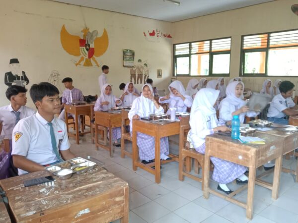 SMA Negeri 1 Talun Gelar Program Makan Bergizi Gratis Perdana
