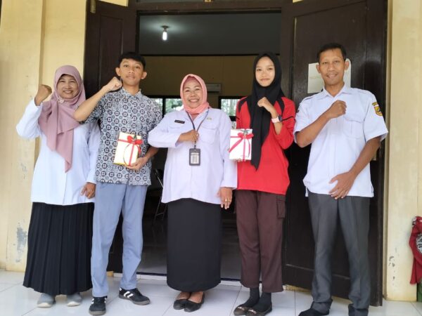 Kepala SMAN 1 Talun Berikan Penghargaan Kepada Pengunjung dan Peminjam Teraktif Perpustakaan