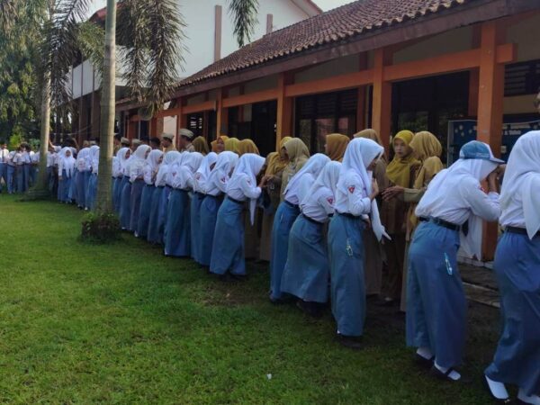 Semarak SMANTA Bersinar: SMAN 1 Talun Awali Hari Pertama Masuk Sekolah dengan Apel Pagi dan Halalbihalal